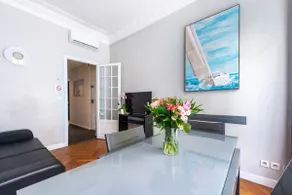 Central Art Deco Flat with Balcony, 1BR, 42 m². - Image 4