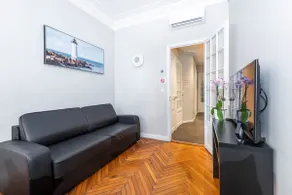 Central Art Deco Flat with Balcony, 1BR, 42 m². - Image 3