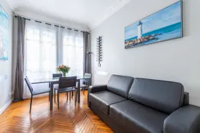 Central Art Deco Flat with Balcony, 1BR, 42 m². - Image 2