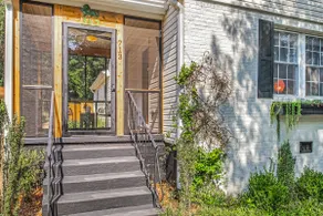 Old Oak Tree in EAV - stylish 3/2, walk to town! - Image 3