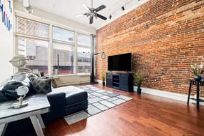 Unbeatable Location - Spacious 1 Br 1.5 Ba Loft - Image 4