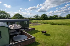 Shepherds View en Oaks Barn Farm con bañera de agua salada opcional nr Stratford. - Image 4
