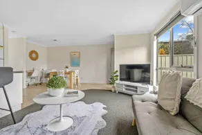 Stylish and Spacious Launceston Villa + Free Wifi - Image 2