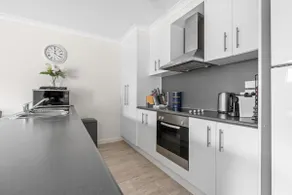 Stylish and Spacious Launceston Villa + Free Wifi - Image 4