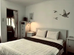 Perfectly-located modern flat w/ self-checkin - Image 2