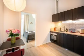 Bright 1 bedroom– Beachside & Modern Amenities - Image 2