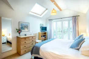 Lakeside Annexe in hamlet next to the K&A canal - Image 3