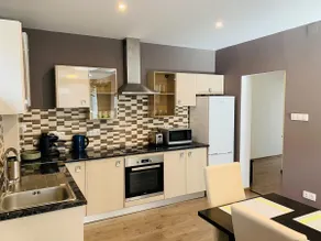 2 Bed Luxury Modern Apartment with friendly hosts - Image 3
