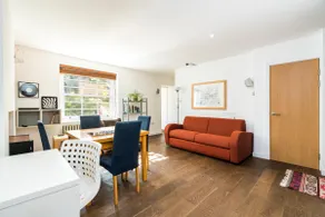 Charming 2 Bedroom Apartment in Kentish Town - Image 2