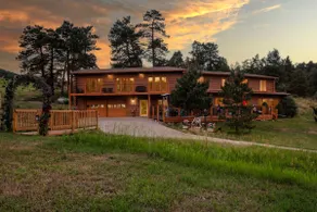 Luxury Log Cabin Retreat Near Red Rocks 6 acres - Image 2