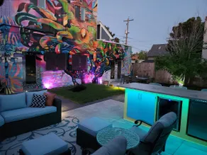 Artsy Oasis hip location mins to concerts, sports - Image 5
