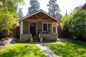 Zeitgenössisches schickes Cottage in der Nähe von DOWNTOWN BEND mit Whirlpool - Image 2