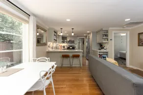 Zeitgenössisches schickes Cottage in der Nähe von DOWNTOWN BEND mit Whirlpool - Image 4