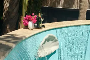 The Pineapple Villa: Chic 4BD Tropical Paradise near the Beaches - Image 2