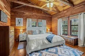 Log Cabin Antique Week Retreat, serene lake - Image 3