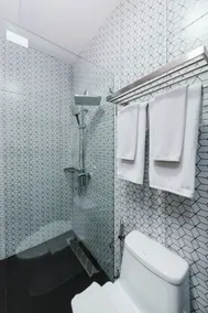 R401-408, 411 King room - 5-min to BTS - Image 2