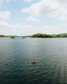 The Little Lake Cabin w/ hot tub, kayaks & firepit - Image 4