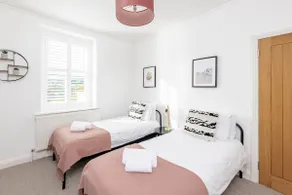 Modern & Spacious 2 Bedroom Maisonette - Image 4