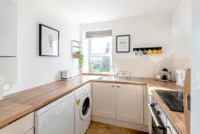 Modern & Spacious 2 Bedroom Maisonette - Image 5