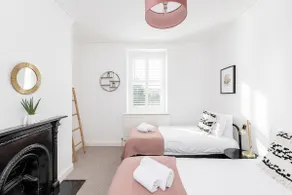 Modern & Spacious 2 Bedroom Maisonette - Image 3