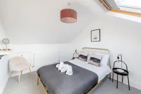 Modern & Spacious 2 Bedroom Maisonette - Image 2