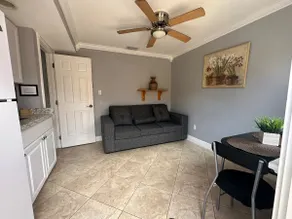 Sleek & Modern Apt. in Miami mins to Airport - Image 5