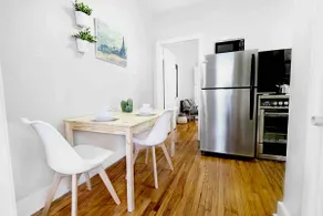 Trendy City Flat | Arboretum Included - Image 4