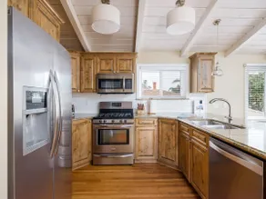 Spacious and lofty 3 bedroom with A/C & Extra Den! - Image 3