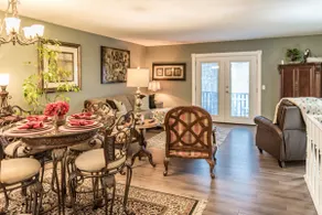 Cozy hideaway nestled among trees on lake Windsor - Image 3