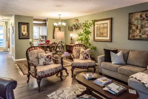 Cozy hideaway nestled among trees on lake Windsor - Image 5