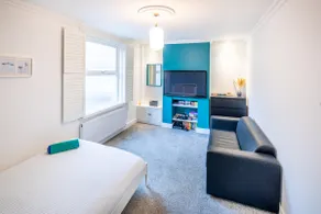 The Railway Inn MK - Victorian 3-Bedroom Home with Sauna, Jacuzzi Bath, FAST WI-FI & Free Parking - Image 5