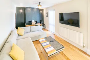 The Railway Inn MK - Victorian 3-Bedroom Home with Sauna, Jacuzzi Bath, FAST WI-FI & Free Parking - Image 3