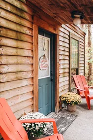 Evergreen Hideaway est une cabane nichée sous de grands pins. - Image 3