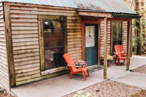 Evergreen Hideaway est une cabane nichée sous de grands pins. - Image 4