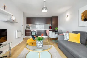 Stunning Apartment with Underground parking! - Image 4