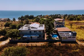 Cozy Poolside Retreat| AC, WiFi & Near Beach - Image 2