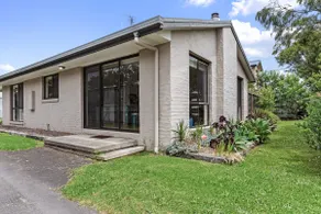 Orana ~ 2 blocks to Beach ~ FREE Wifi - Image 3