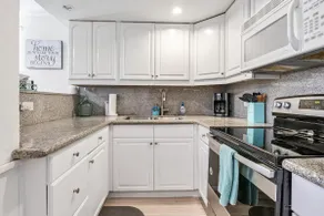 2BR on Waikiki Beach-Top Floor w/kitchen & parking - Image 5
