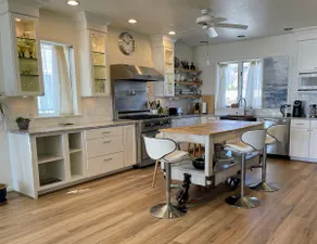 Oceanfront Master Suite: Jacuzzi & Private Deck - Image 3