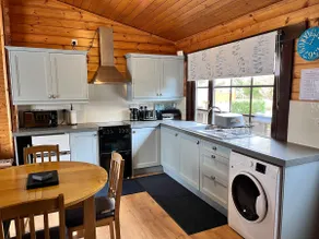 Cherry Lodge, Cedar Springs, Cabaña con cocina, Heacham, Cerca de la playa - Image 2