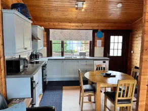 Cherry Lodge, Cedar Springs, Cabaña con cocina, Heacham, Cerca de la playa - Image 3