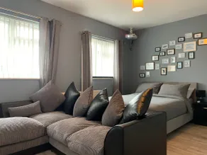 Modern Holiday Home in Bristol With Jacuzzi - Image 2