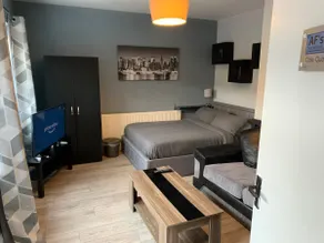 Modern Holiday Home in Bristol With Jacuzzi - Image 4