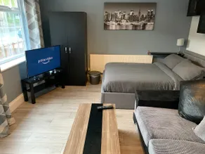 Modern Holiday Home in Bristol With Jacuzzi - Image 3