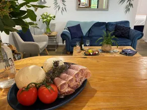 Das Adagio In Auburn ist ein ruhiger Zufluchtsort für zwei mit modernen Luxusmöbeln. - Image 2