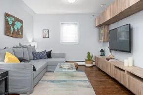 Spacious One Bedroom Queen Bed Inner City Stay - Image 2