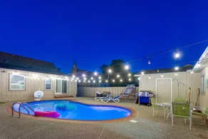 Home in Royal Oak w/ pool & sauna & dream garage - Image 2