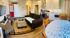 Välkommen till \"The Suite Spot & Spa\" i de vackra foten av Vernon! - Image 3