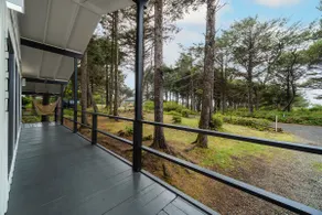 Summer Breeze Cabin Near Oregon Coast Aqarium - Image 3
