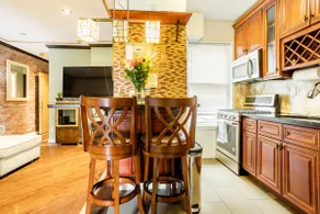 Beautiful urban 2BR with private deck and yard!!! - Image 5